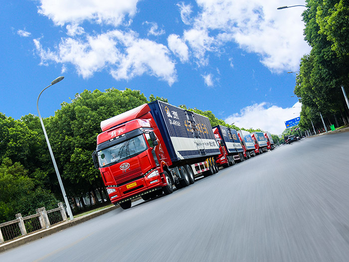 中卡物流運(yùn)貨車(chē)輛